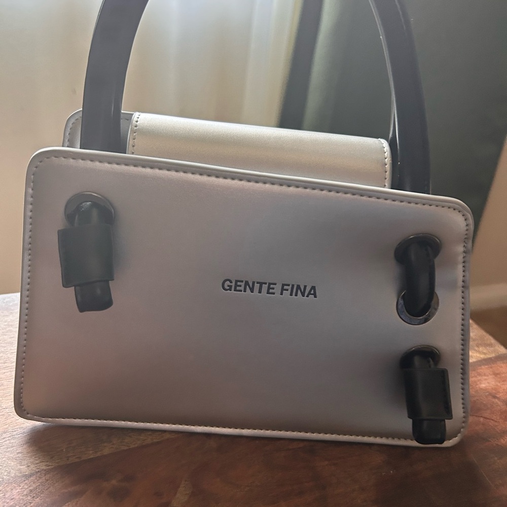 Gente Fina Silver and Black Handbag